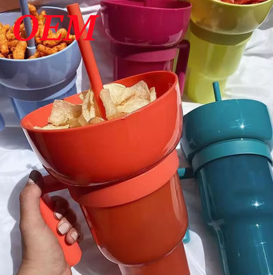 Contenedor de palomitas de maíz con palomitas de maíz de paja